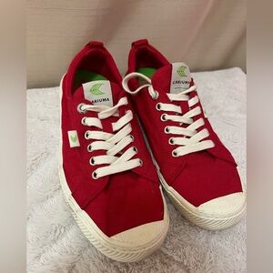 Cariuma OCA Low Red Canvas Sneakers – Women’s 10 / Men’s 8.5